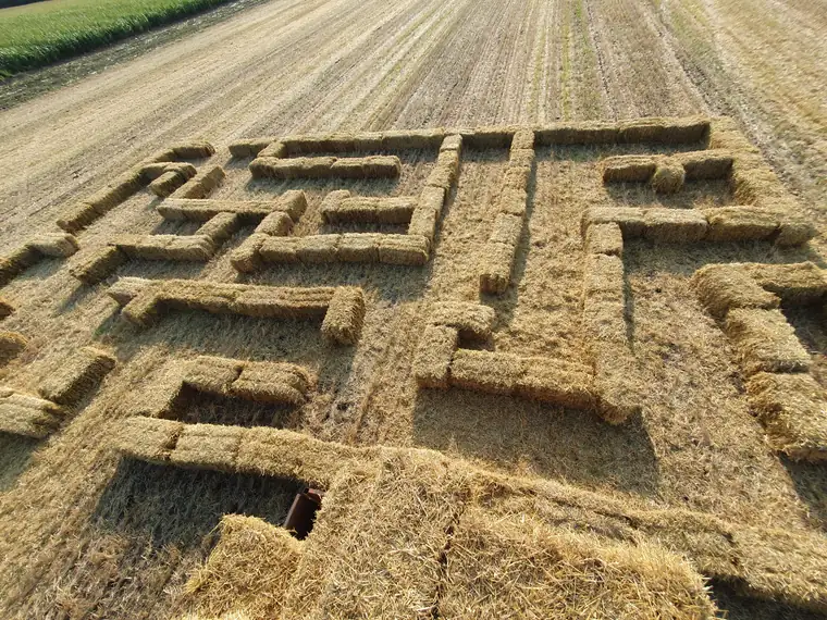 Лабіринт із тюків соломи, знятий з висоти